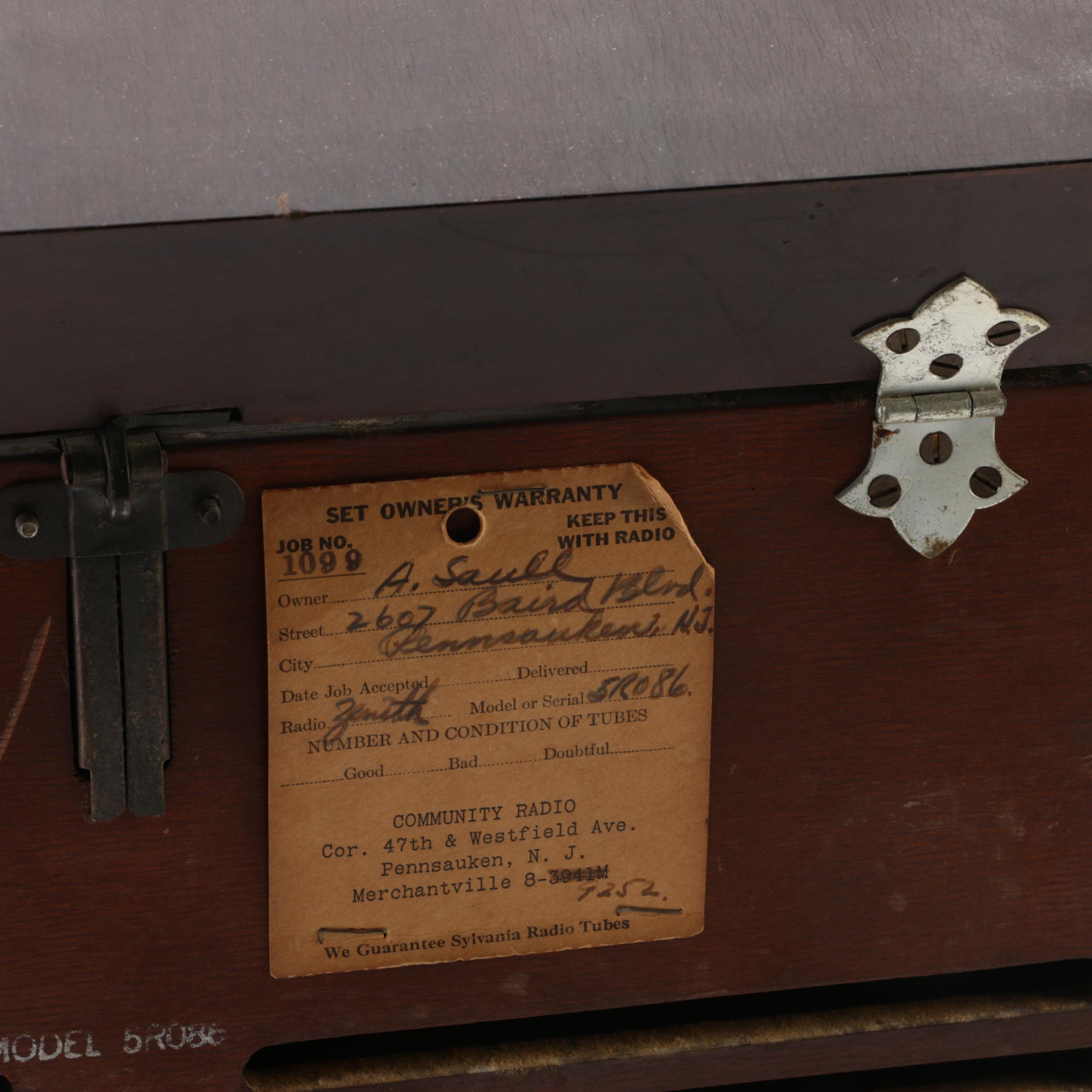 Mid-1940s Zenith Model 5R086 Tabletop Radio and Record Player