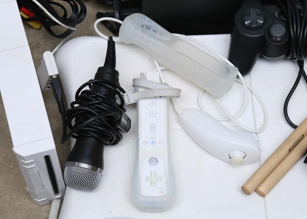 Nintendo Wii, Playstation 2, and Accessories