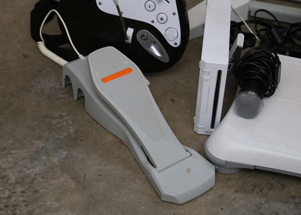 Nintendo Wii, Playstation 2, and Accessories