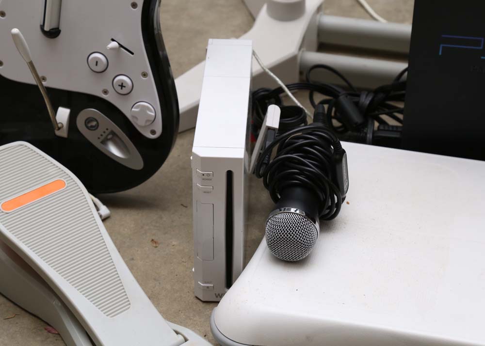 Nintendo Wii, Playstation 2, and Accessories