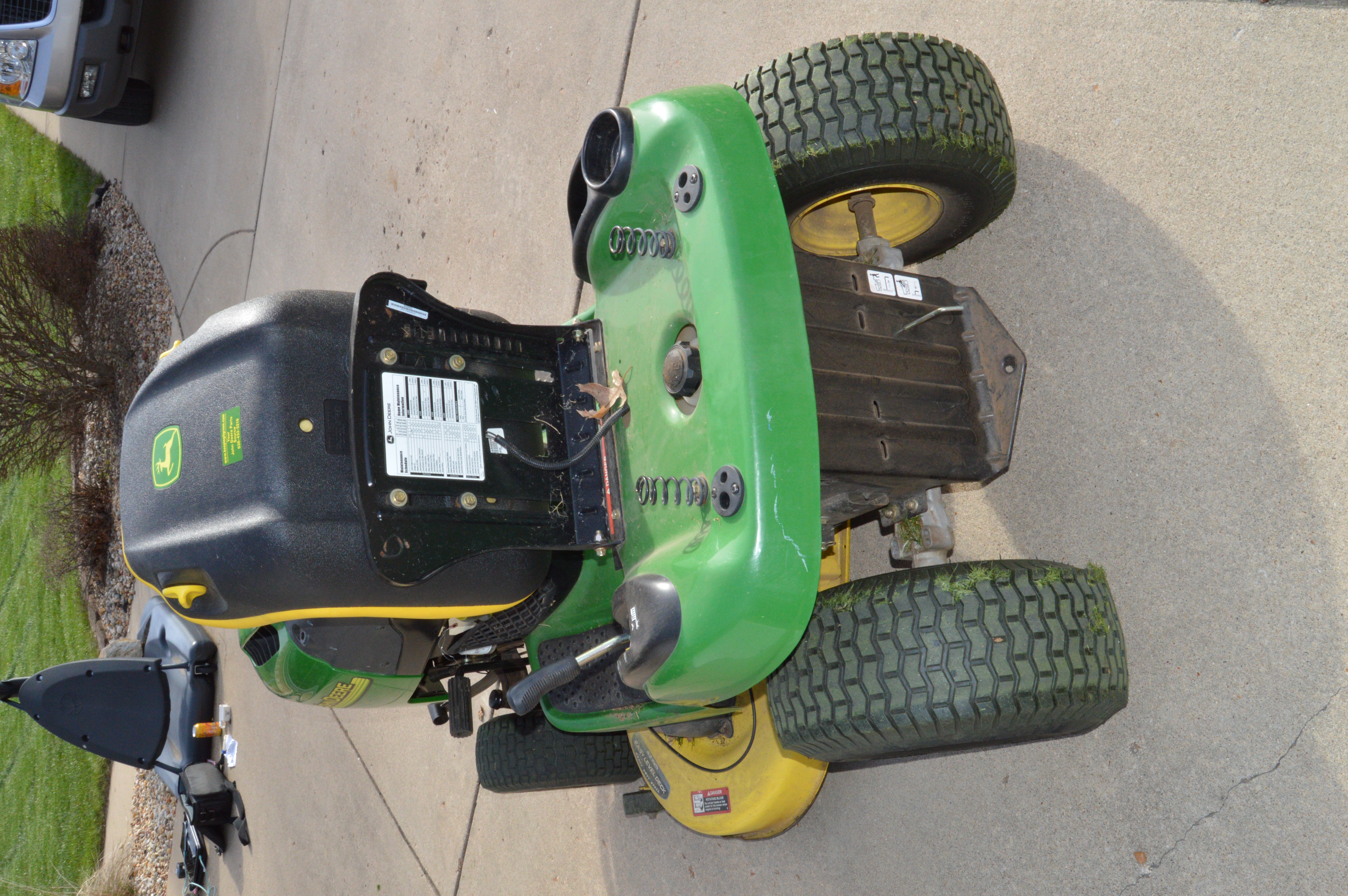 John Deere L110 Automatic Lawn Tractor