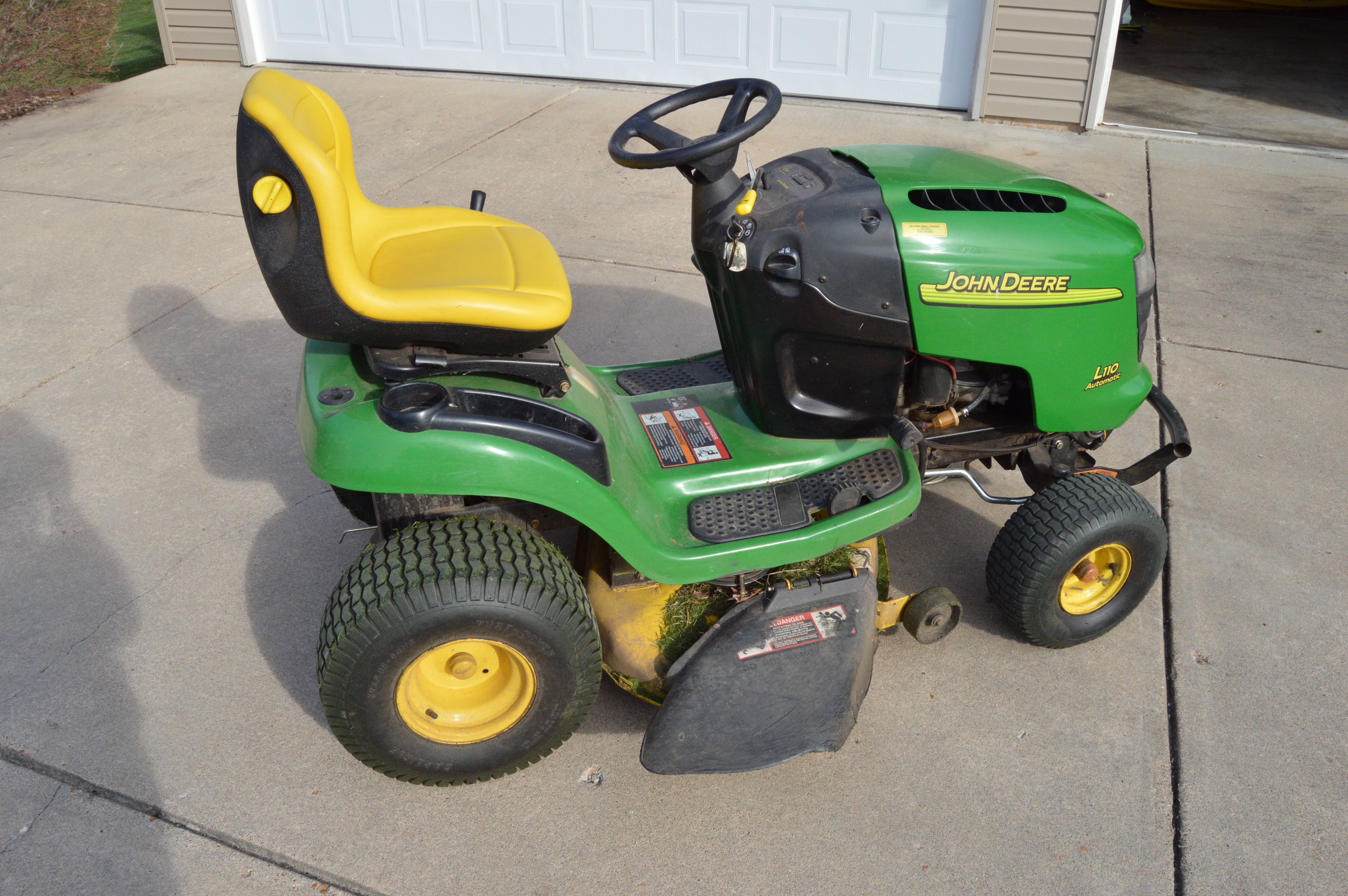 John Deere L110 Automatic Lawn Tractor