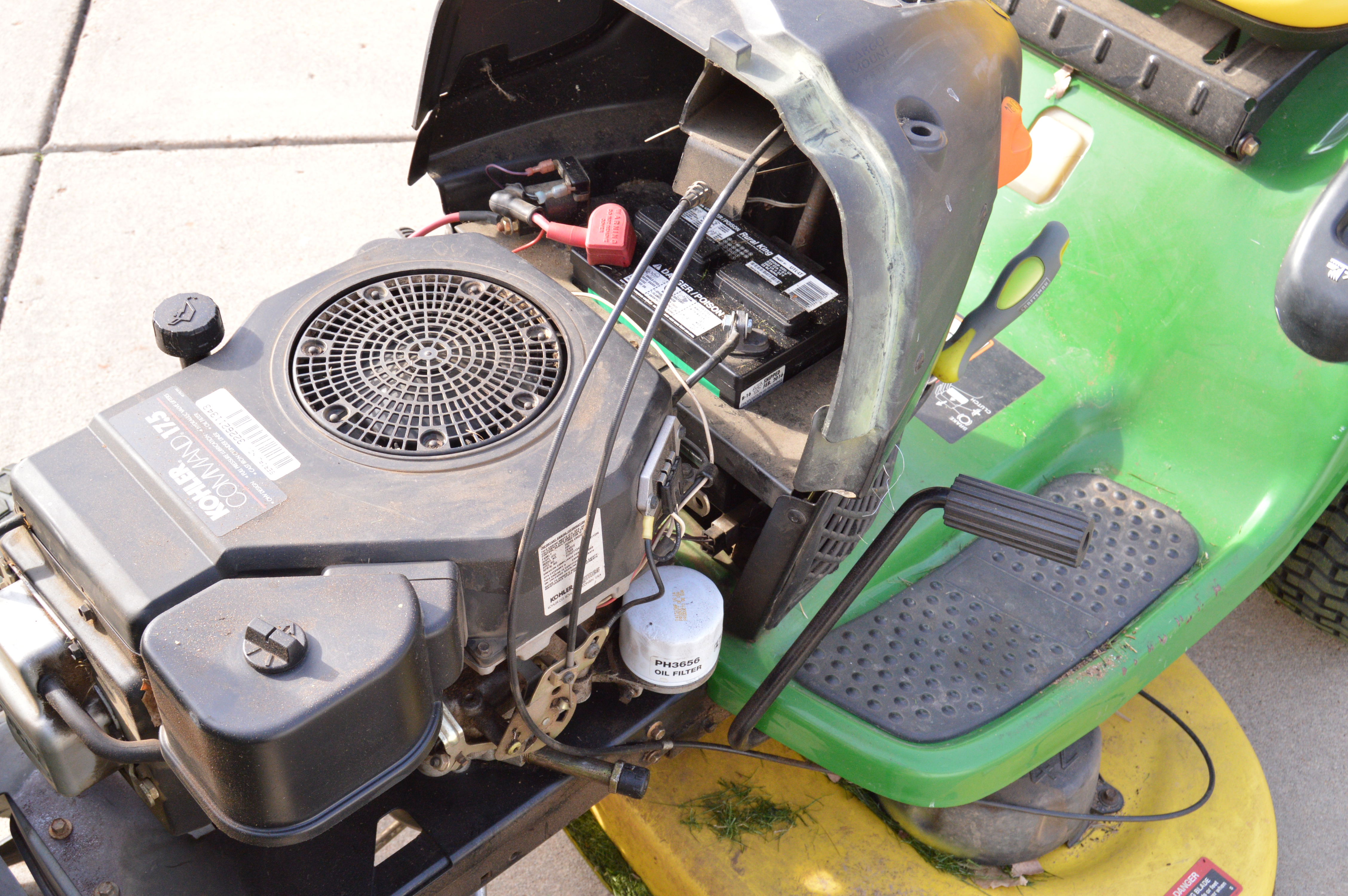 John Deere L110 Automatic Lawn Tractor