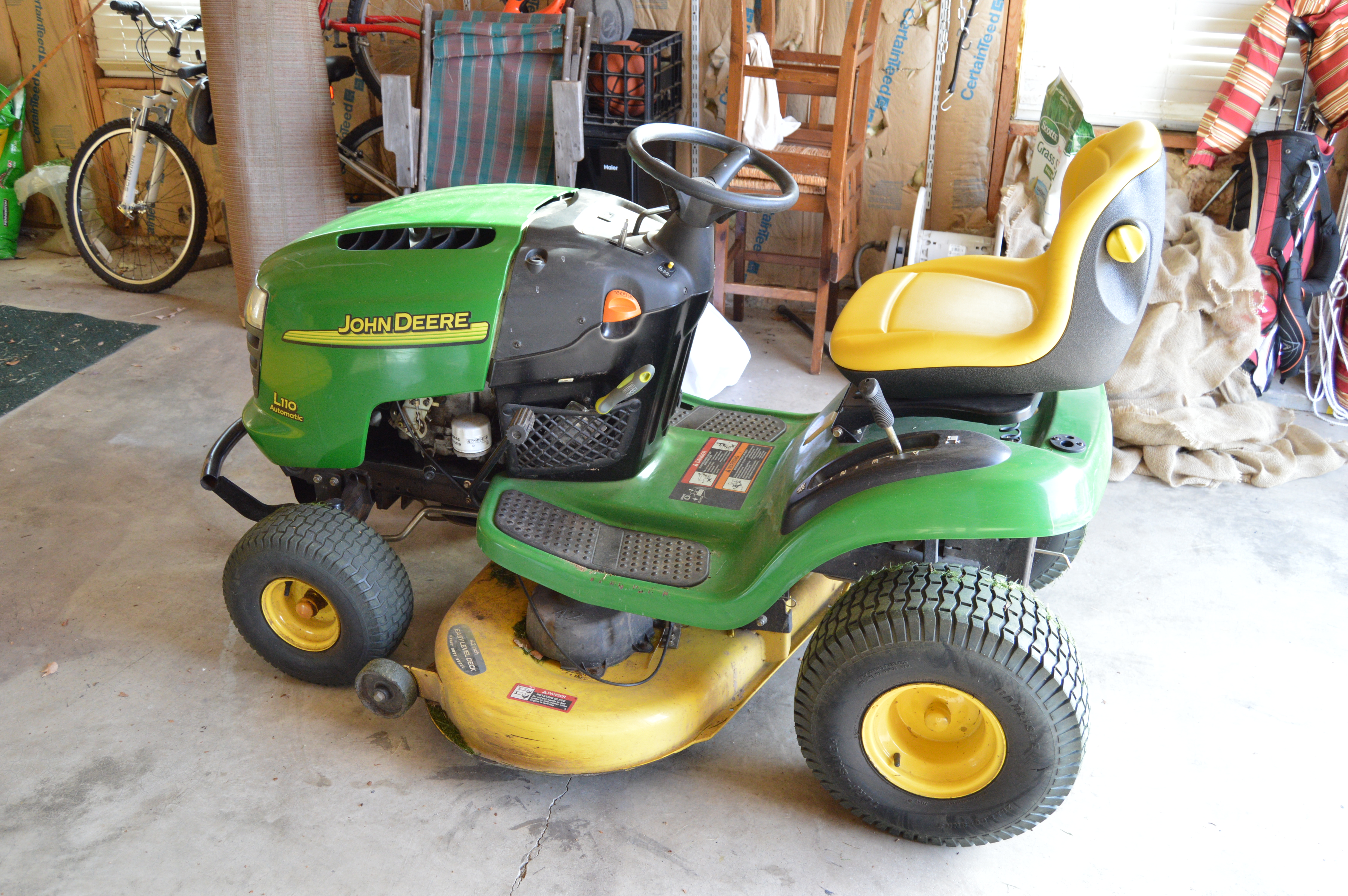 John Deere L110 Automatic Lawn Tractor