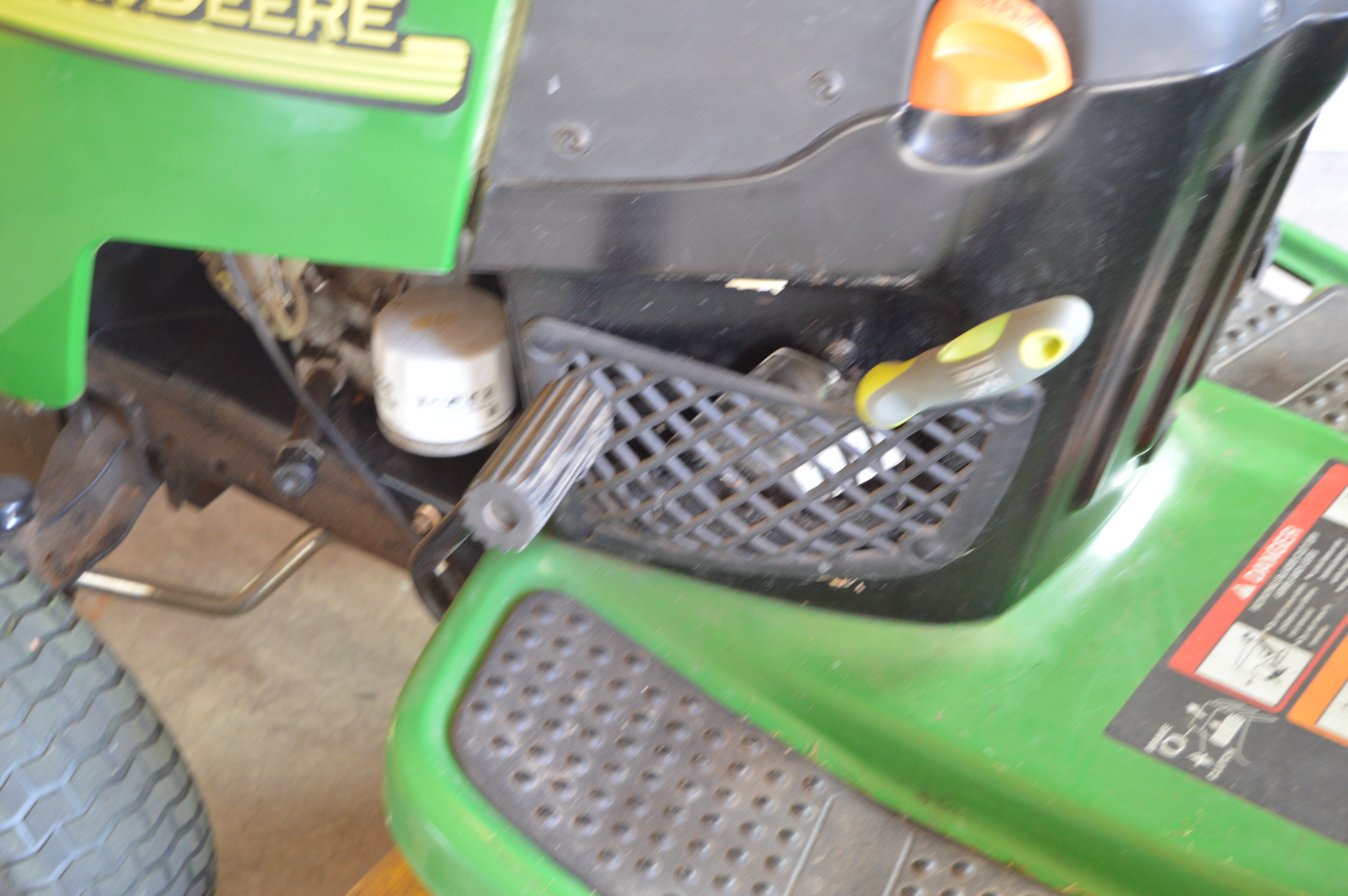 John Deere L110 Automatic Lawn Tractor