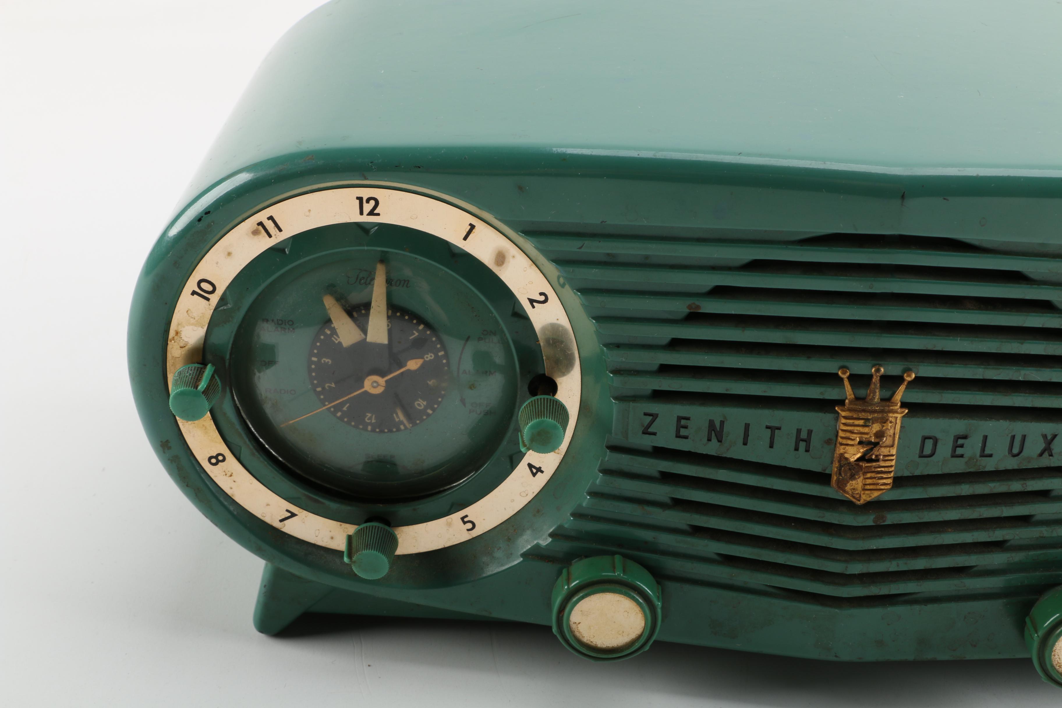 1952 Zenith Model K518 "Owl-Eyed" Deluxe Tabletop Clock Radio