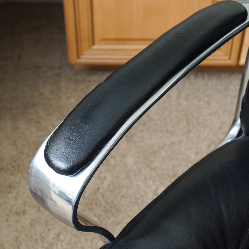 Tung Yu Contemporary Office Desk Chair on Casters