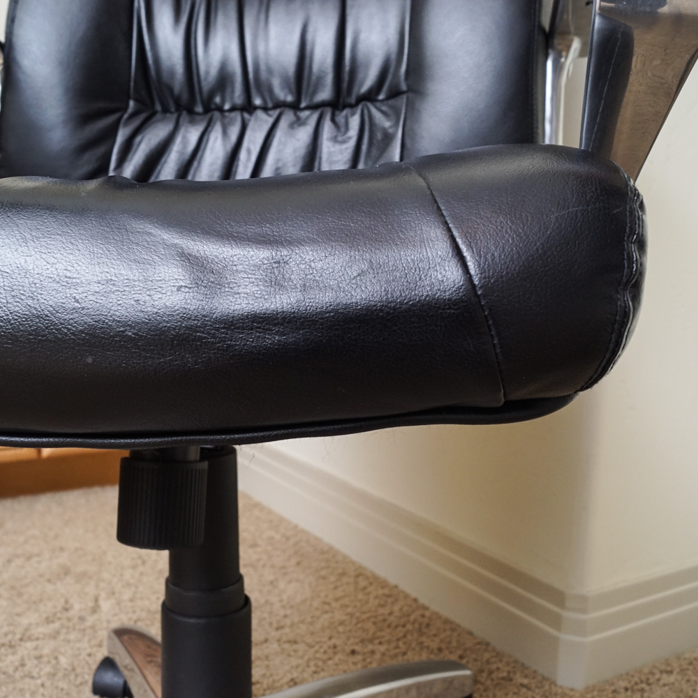 Tung Yu Contemporary Office Desk Chair on Casters