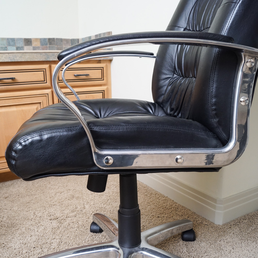 Tung Yu Contemporary Office Desk Chair on Casters