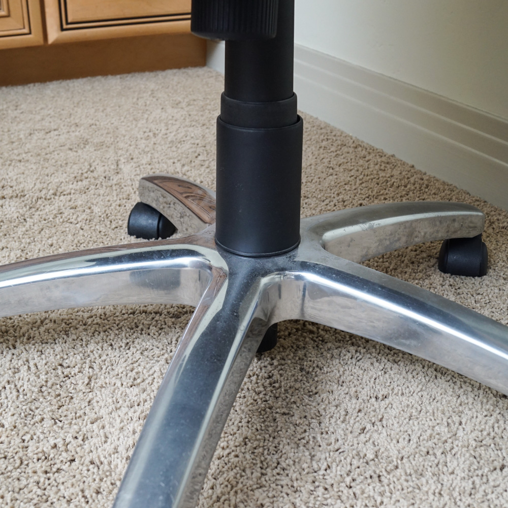 Tung Yu Contemporary Office Desk Chair on Casters