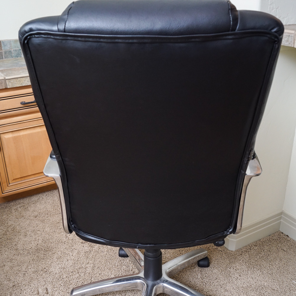 Tung Yu Contemporary Office Desk Chair on Casters