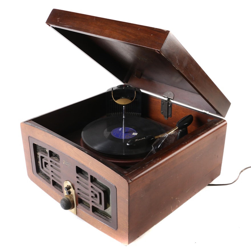 Mid-1940s Zenith Model 5R086 Tabletop Radio and Record Player