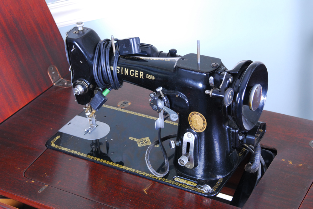 Vintage Singer Sewing Machine and Table