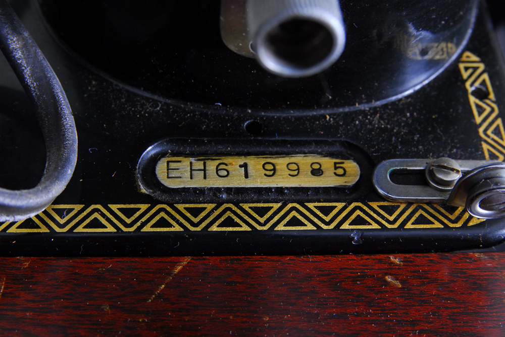 Vintage Singer Sewing Machine and Table