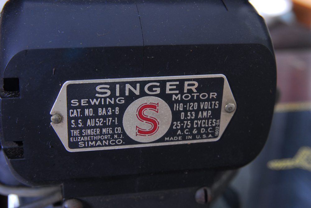 Vintage Singer Sewing Machine and Table