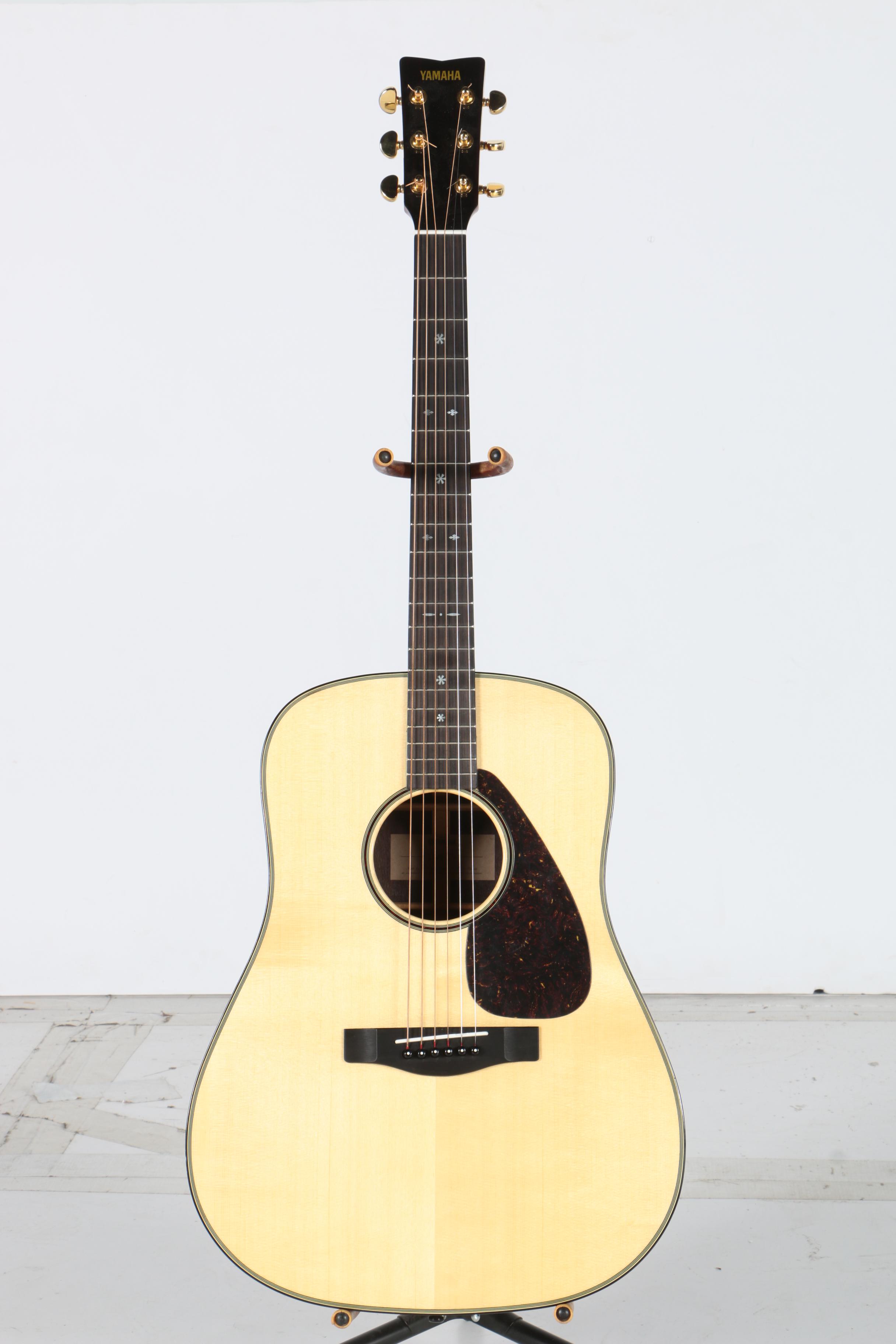 Yamaha DW-15 Dreadnought Acoustic Guitar with Gig Bag