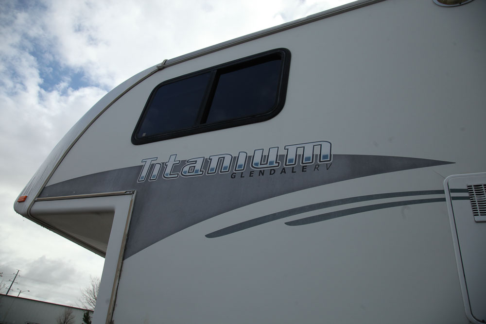 2004 Glendale Titanium 28E33SB Fifth Wheel Travel Trailer