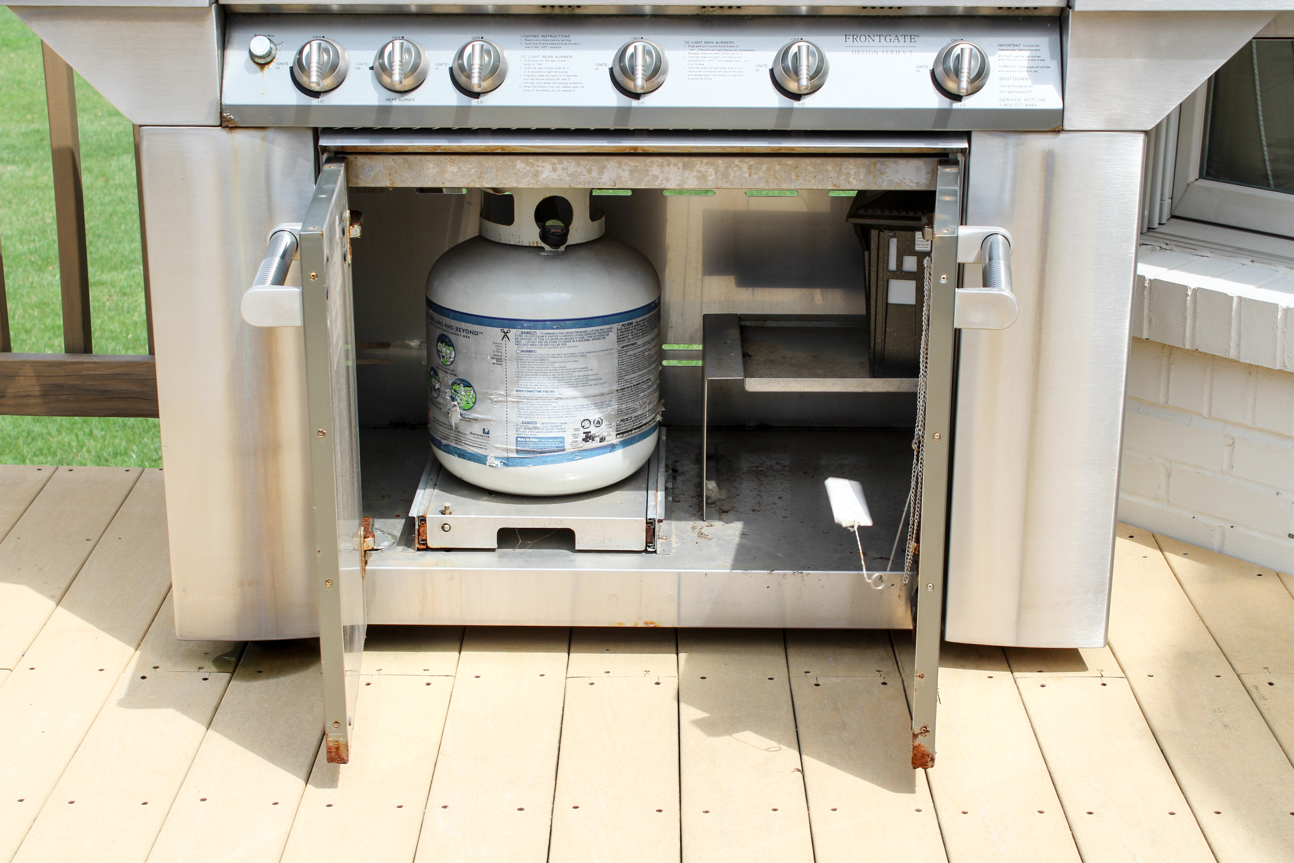 Frontgate "Design Series 1" Stainless Propane Grill