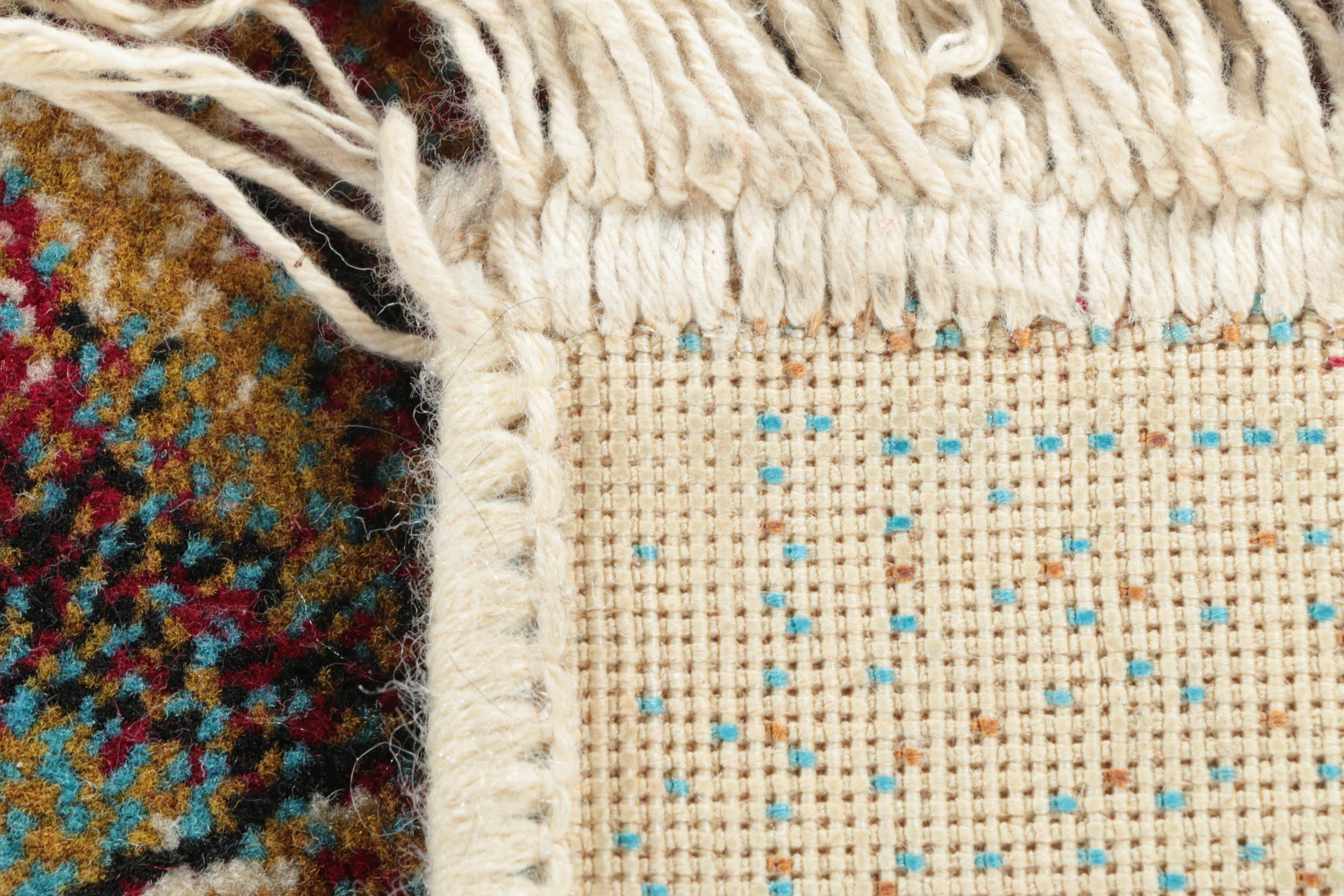 Machine Made Pictorial Accent Rug