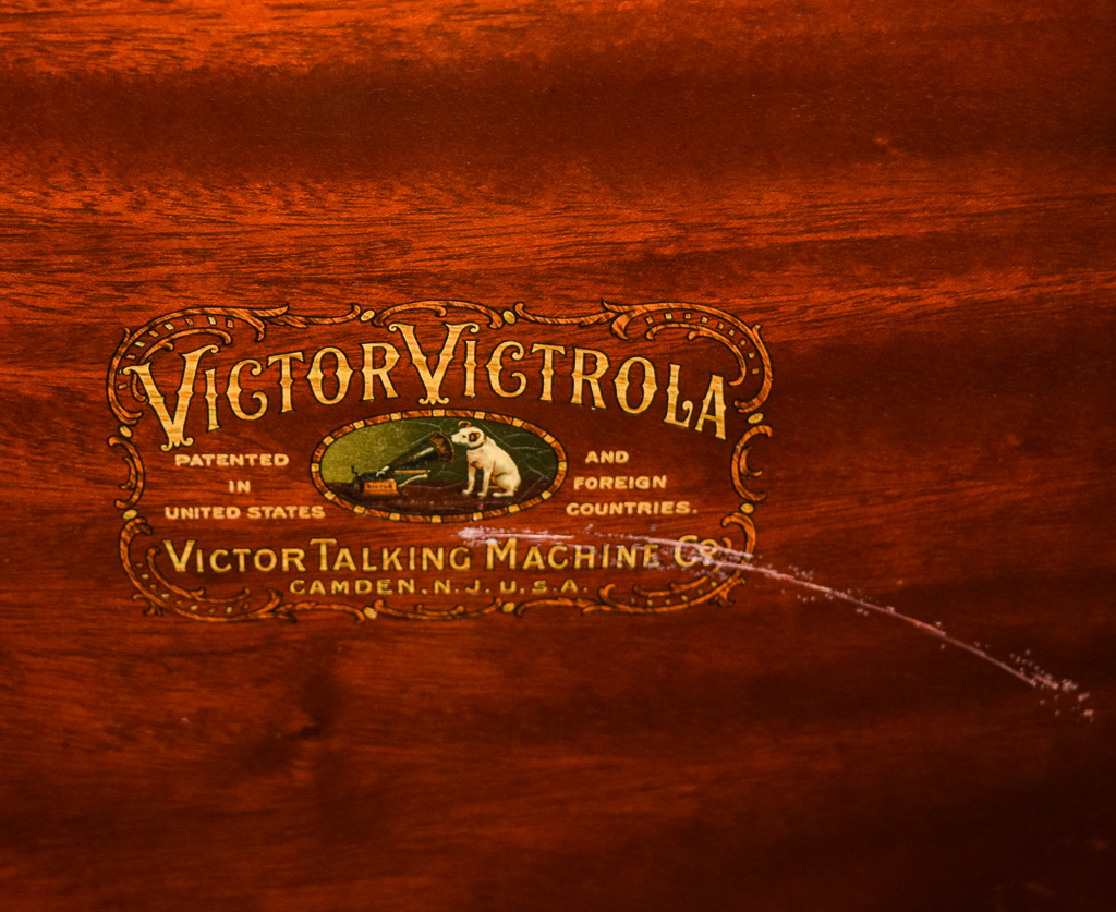 Circa 1909 Victor Victrola Deluxe Model VV-XX with Records