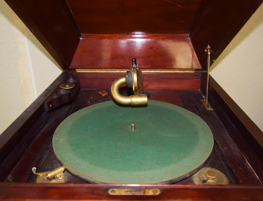 Circa 1909 Victor Victrola Deluxe Model VV-XX with Records
