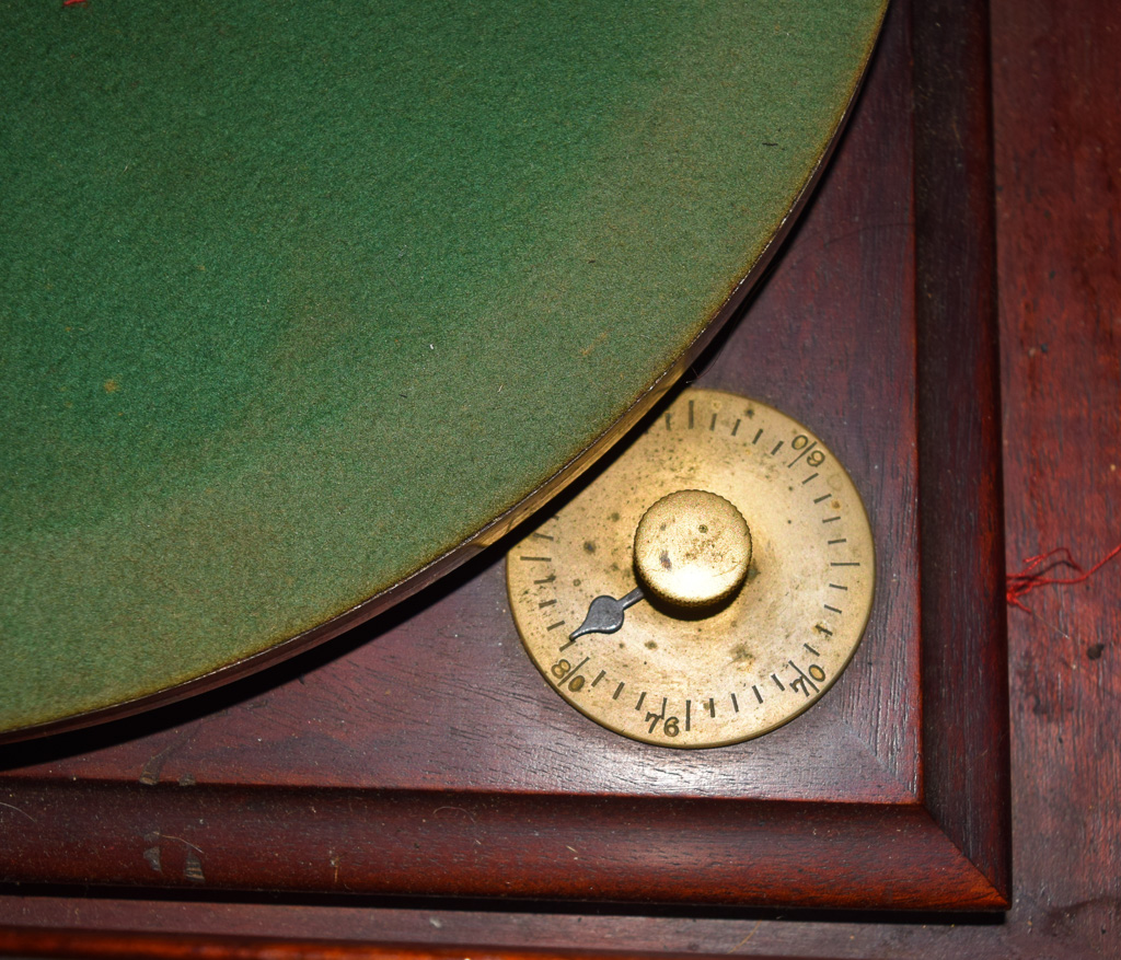Circa 1909 Victor Victrola Deluxe Model VV-XX with Records