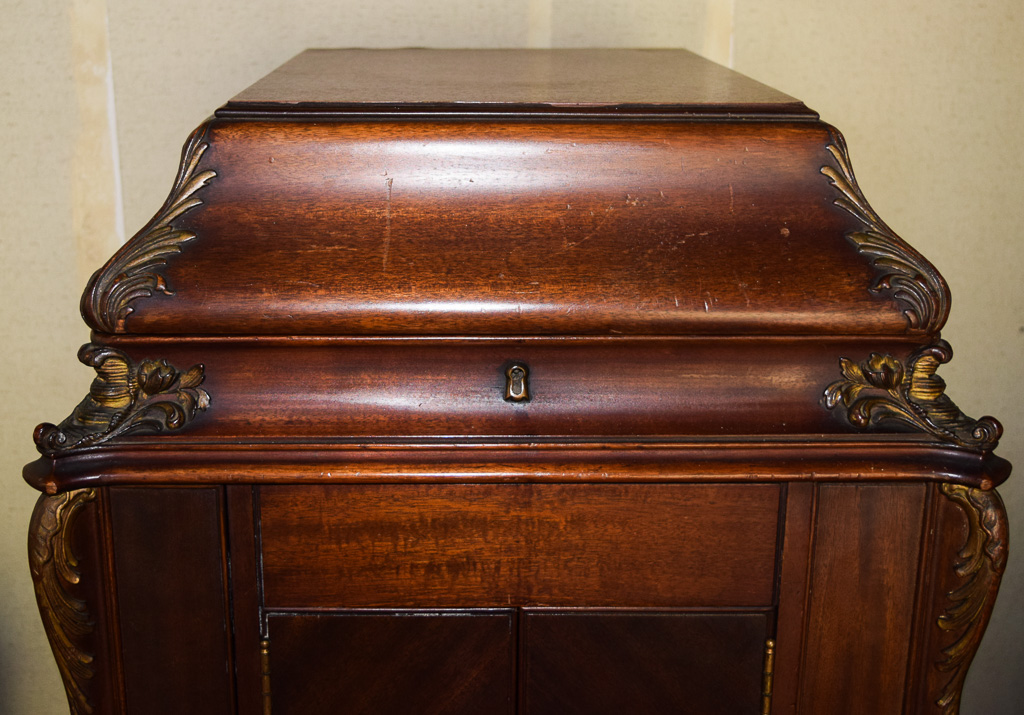 Circa 1909 Victor Victrola Deluxe Model VV-XX with Records