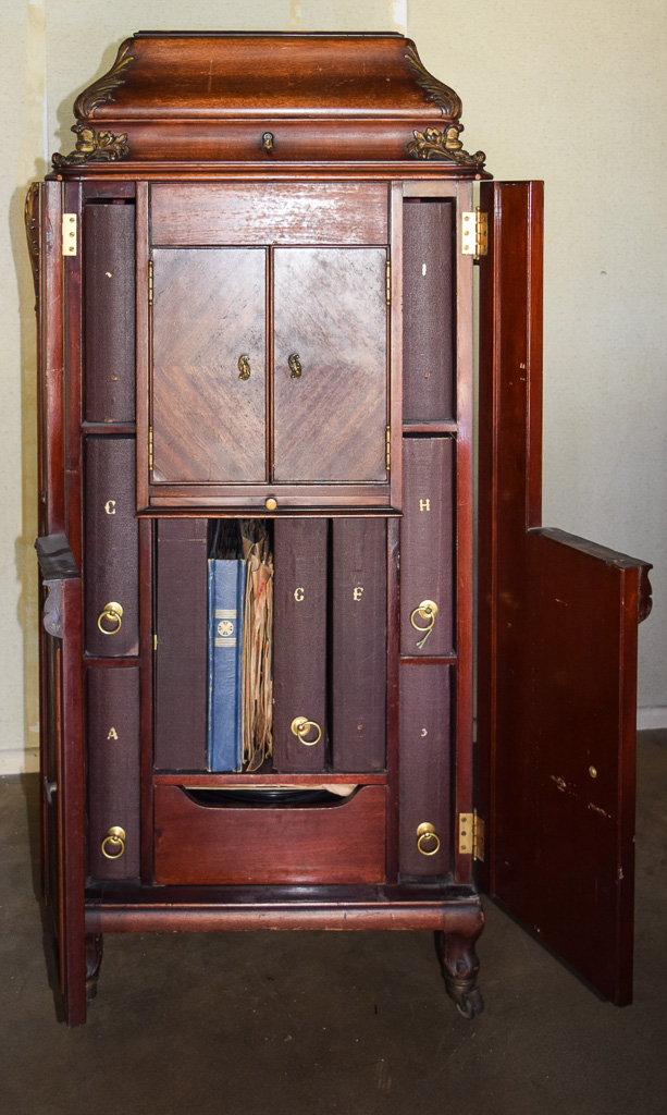 Circa 1909 Victor Victrola Deluxe Model VV-XX with Records