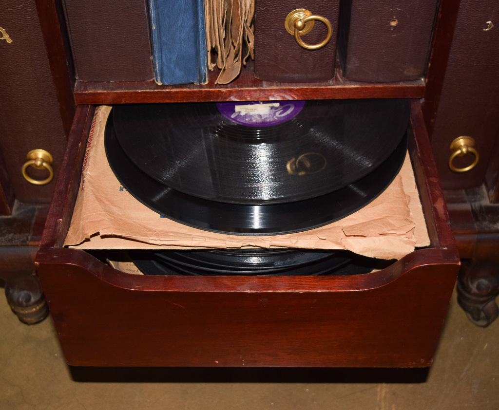 Circa 1909 Victor Victrola Deluxe Model VV-XX with Records