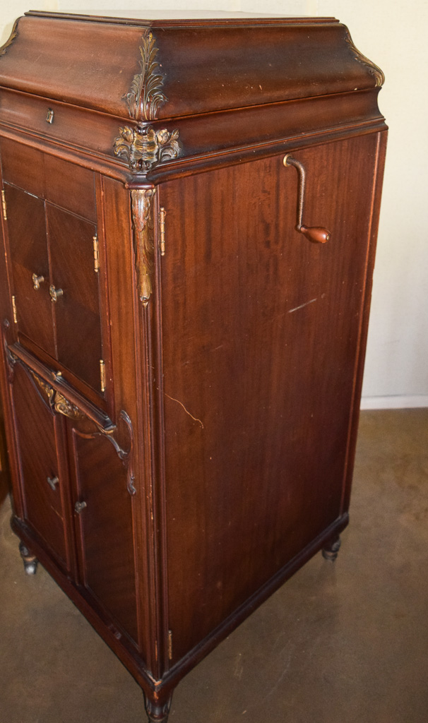 Circa 1909 Victor Victrola Deluxe Model VV-XX with Records