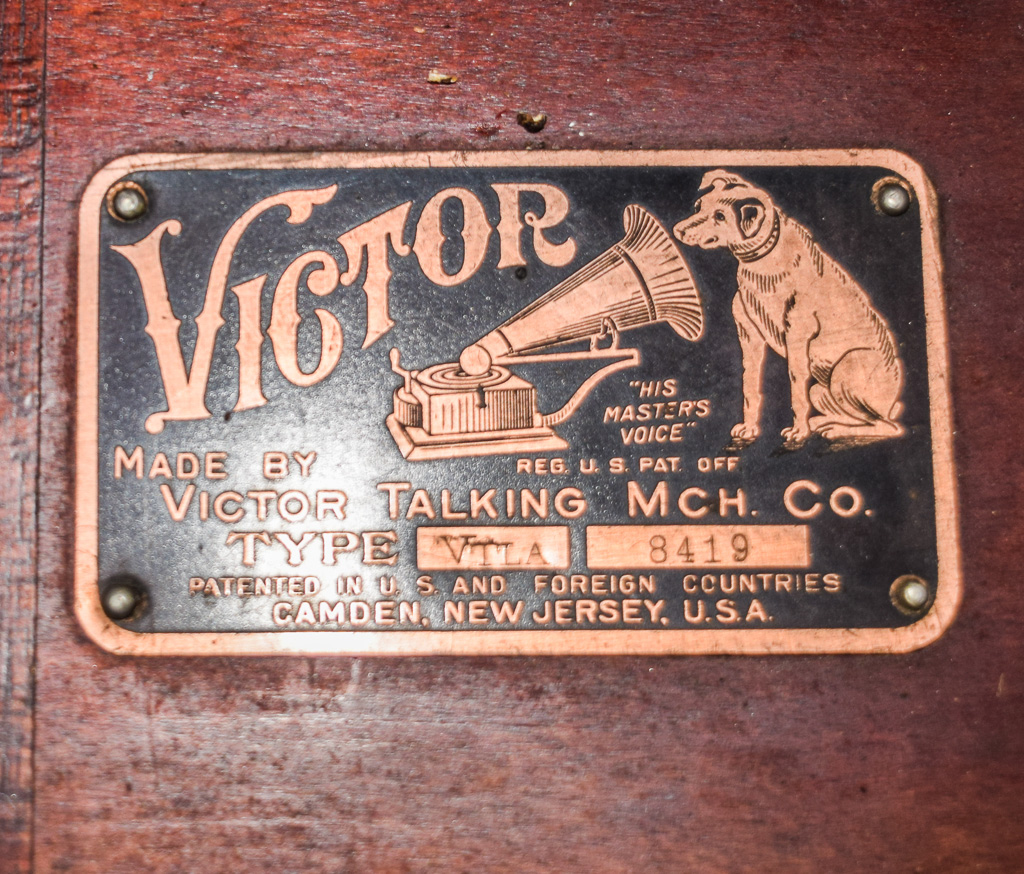 Circa 1909 Victor Victrola Deluxe Model VV-XX with Records