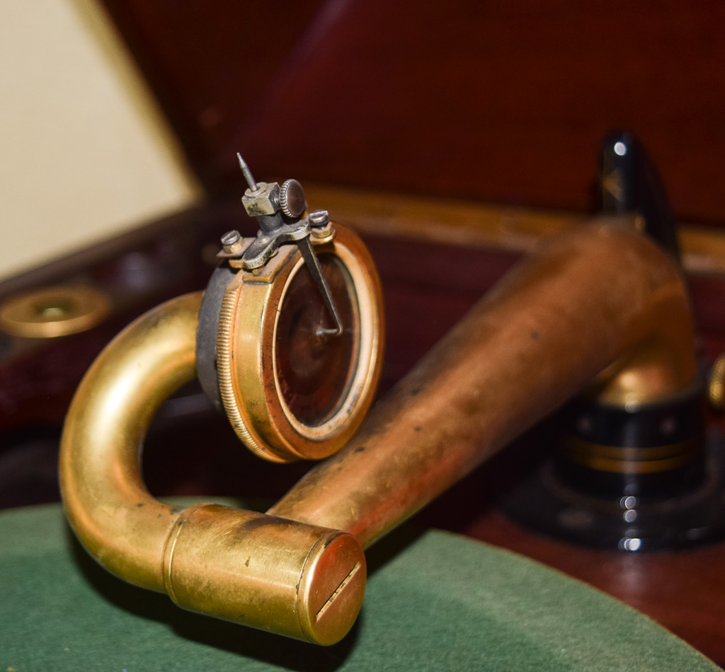 Circa 1909 Victor Victrola Deluxe Model VV-XX with Records