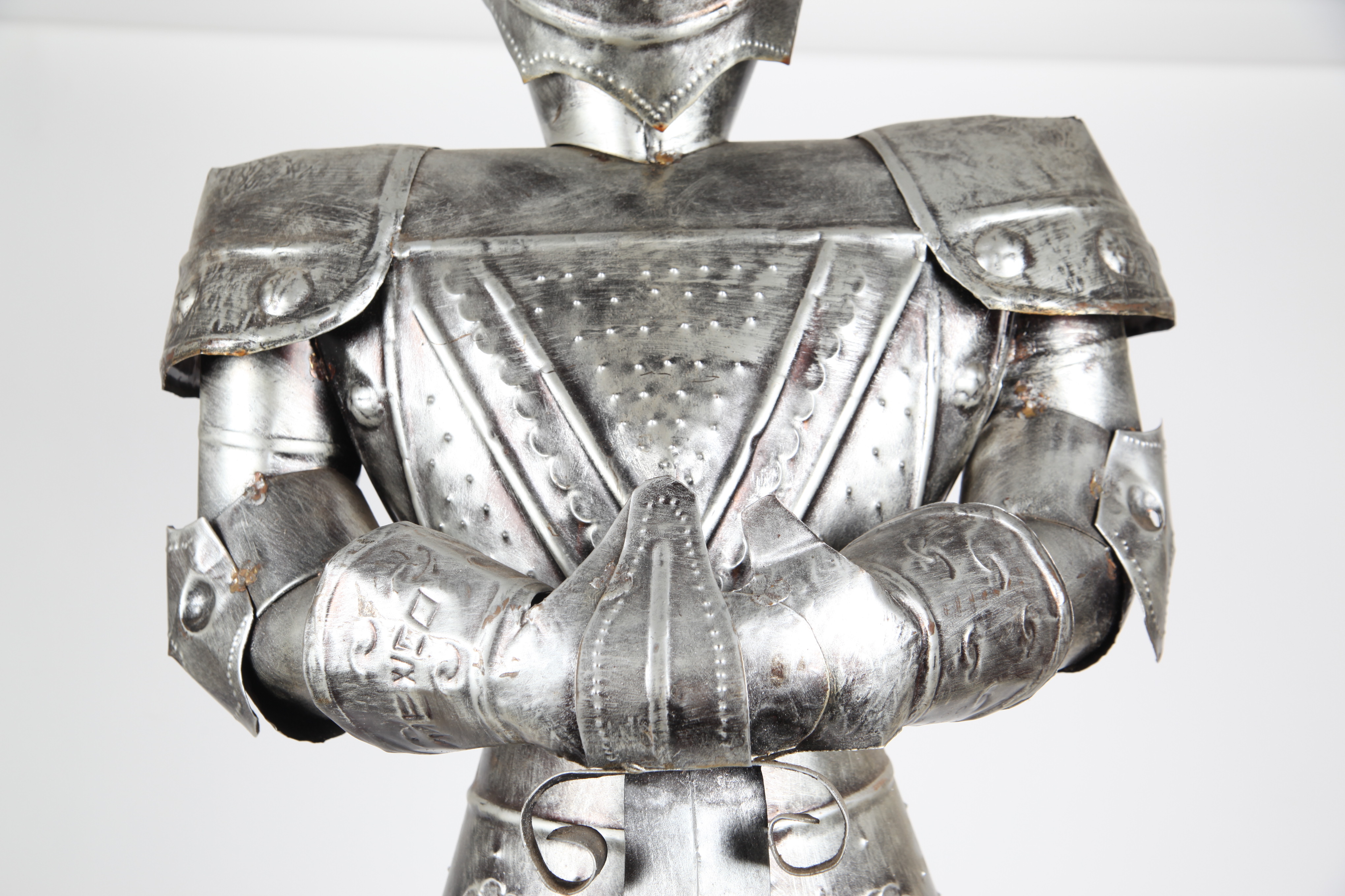 Tin Knight's Suit of Armor Statue