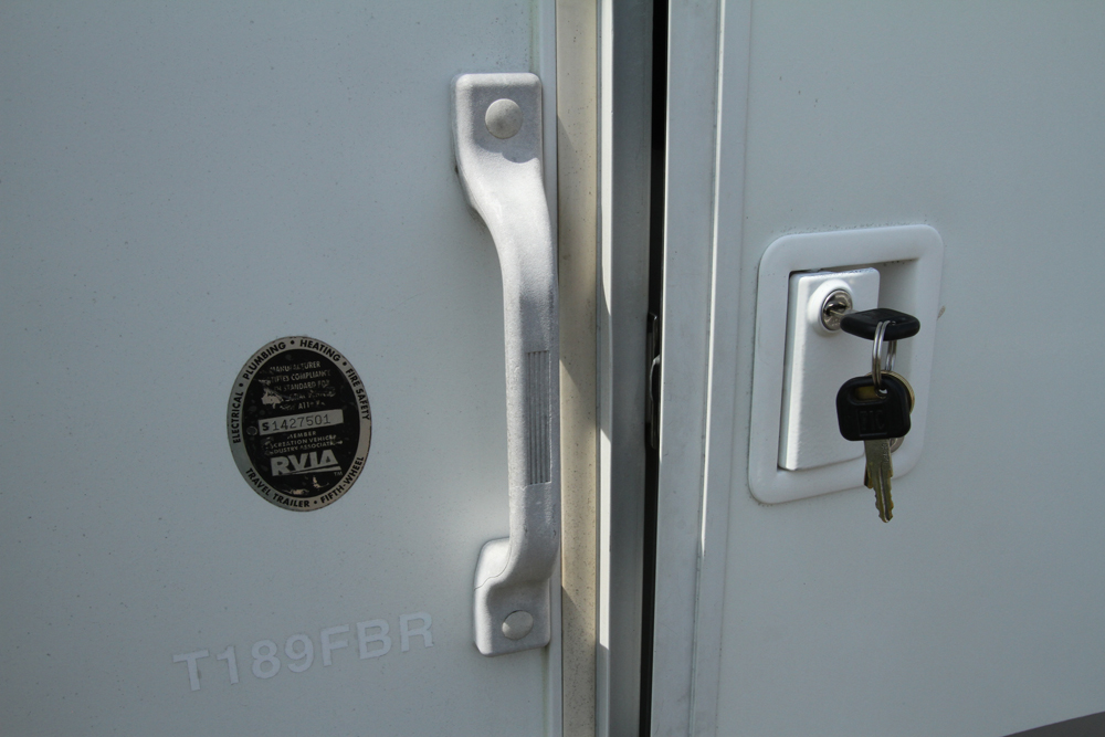 2005 Shadow Cruiser Fun Finder Model T-189FBR Tandem Travel Trailer