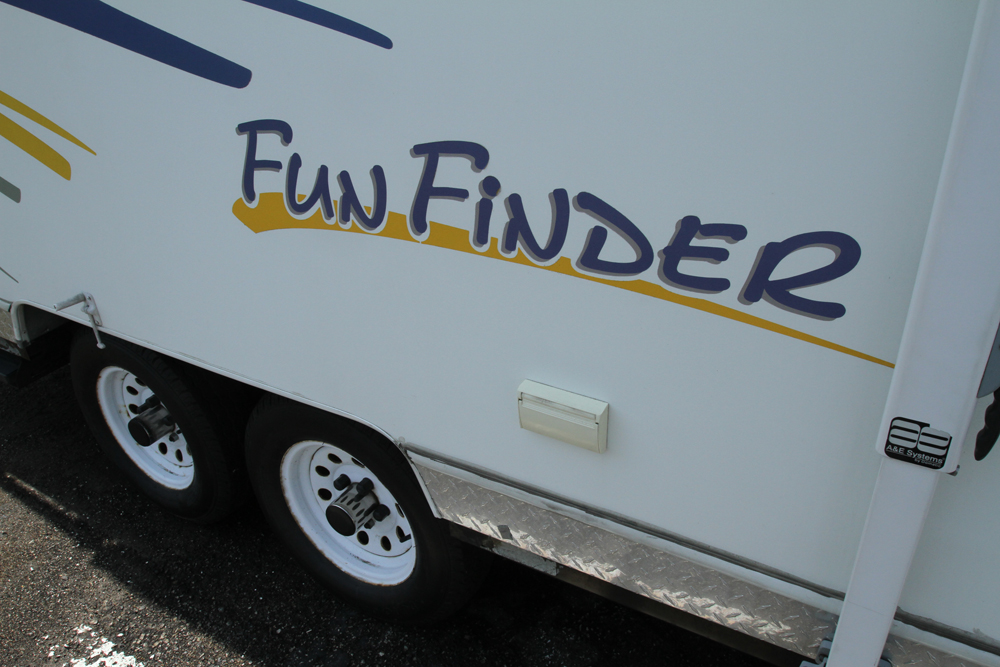 2005 Shadow Cruiser Fun Finder Model T-189FBR Tandem Travel Trailer