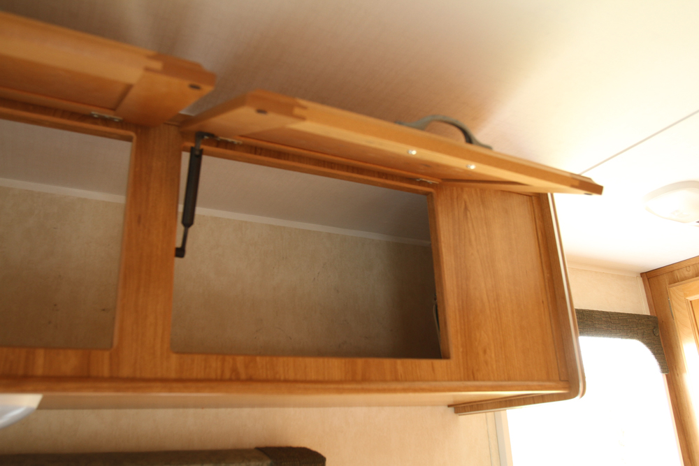 2005 Shadow Cruiser Fun Finder Model T-189FBR Tandem Travel Trailer