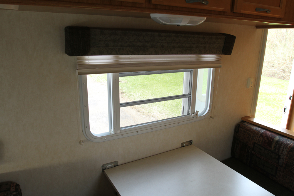 2005 Shadow Cruiser Fun Finder Model T-189FBR Tandem Travel Trailer