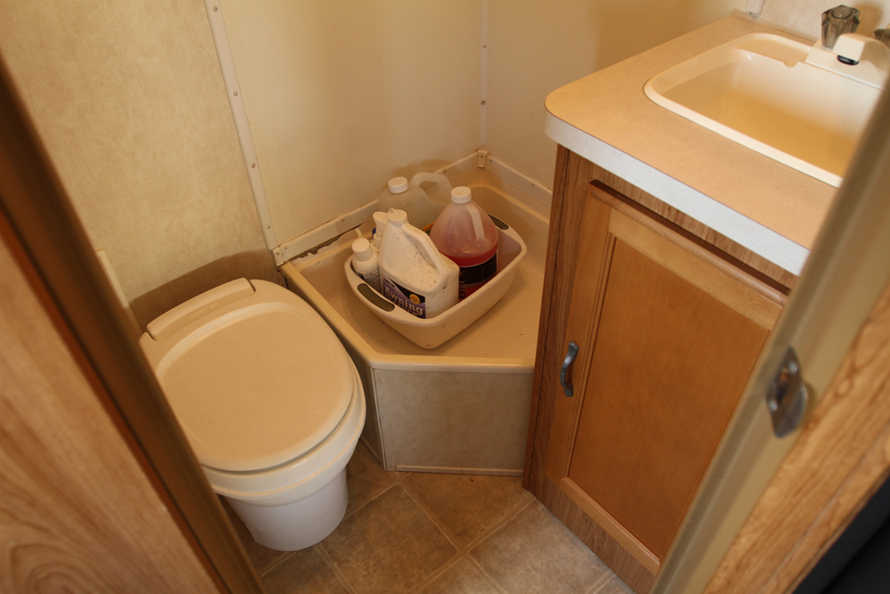 2005 Shadow Cruiser Fun Finder Model T-189FBR Tandem Travel Trailer