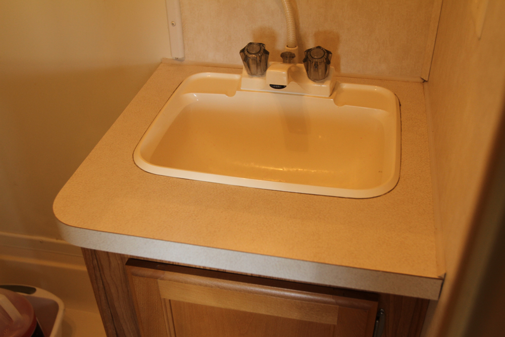 2005 Shadow Cruiser Fun Finder Model T-189FBR Tandem Travel Trailer