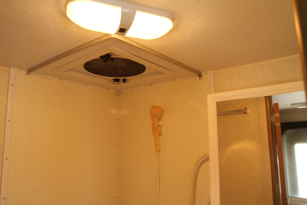 2005 Shadow Cruiser Fun Finder Model T-189FBR Tandem Travel Trailer