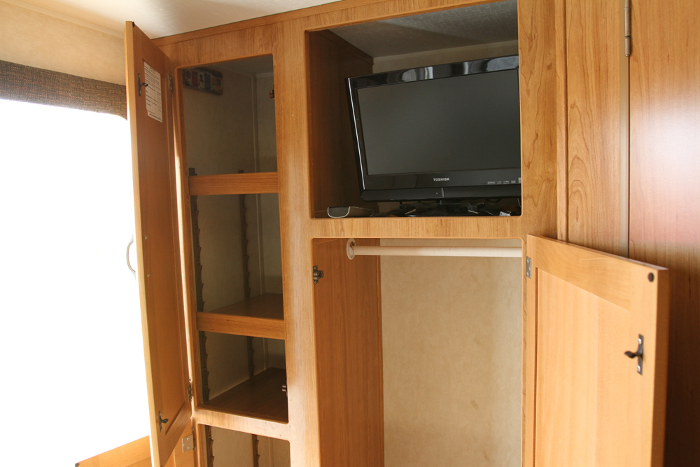 2005 Shadow Cruiser Fun Finder Model T-189FBR Tandem Travel Trailer