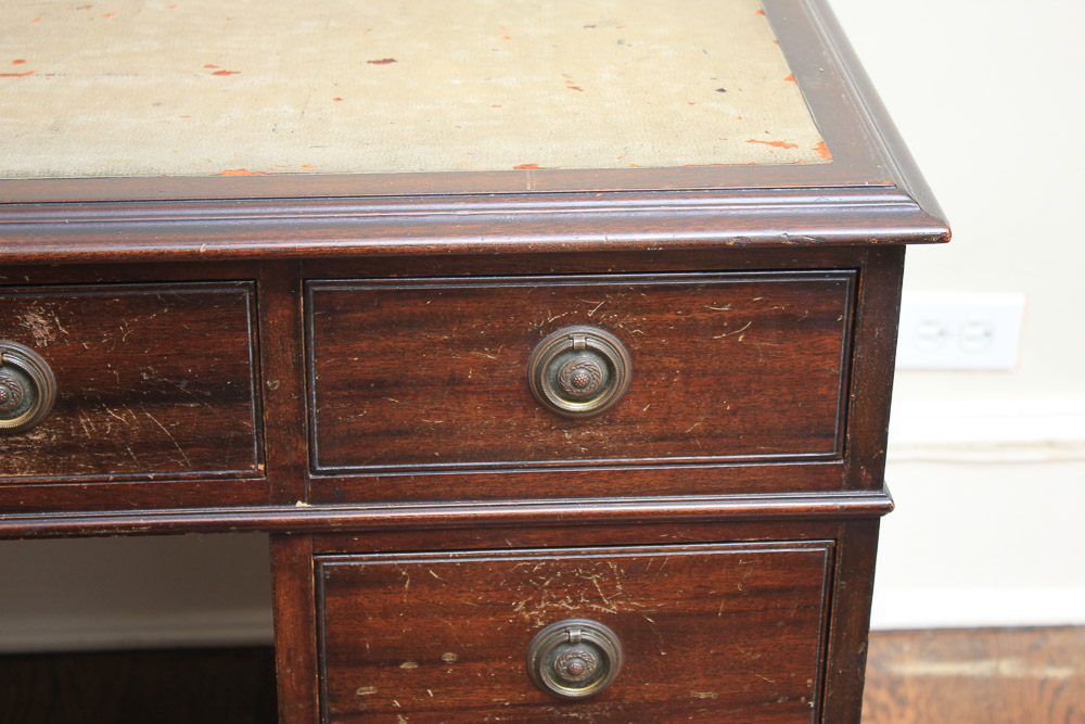 Vintage Federal Style Mahogany Kneehole Desk with Leather Top