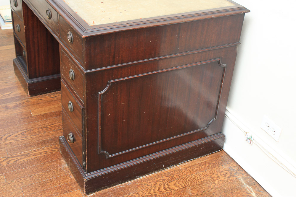 Vintage Federal Style Mahogany Kneehole Desk with Leather Top