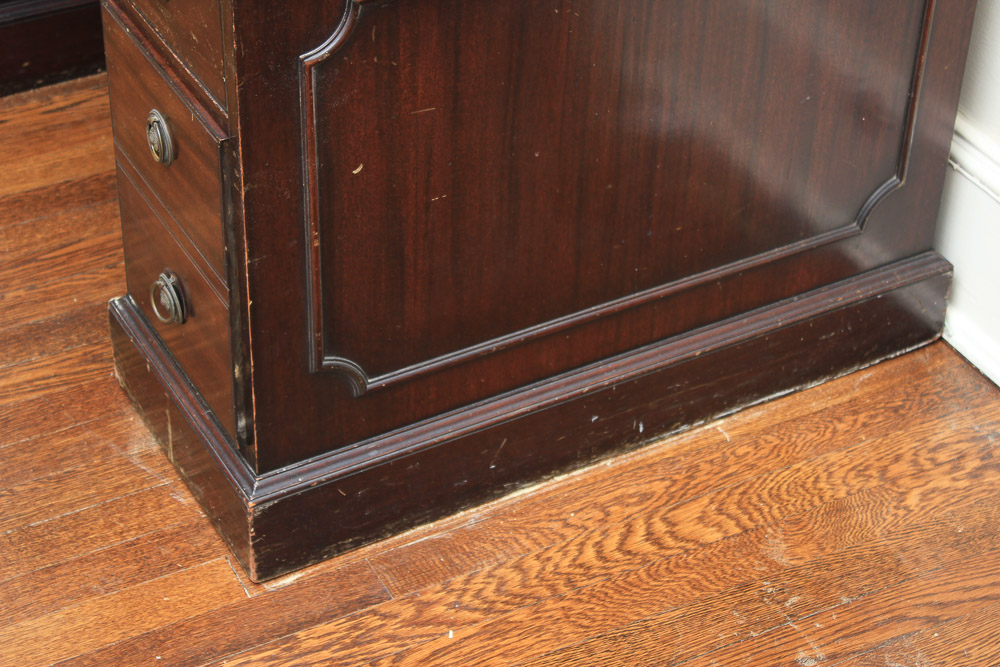 Vintage Federal Style Mahogany Kneehole Desk with Leather Top