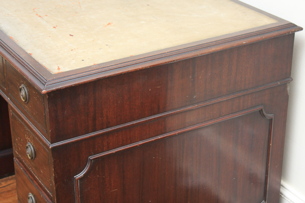 Vintage Federal Style Mahogany Kneehole Desk with Leather Top