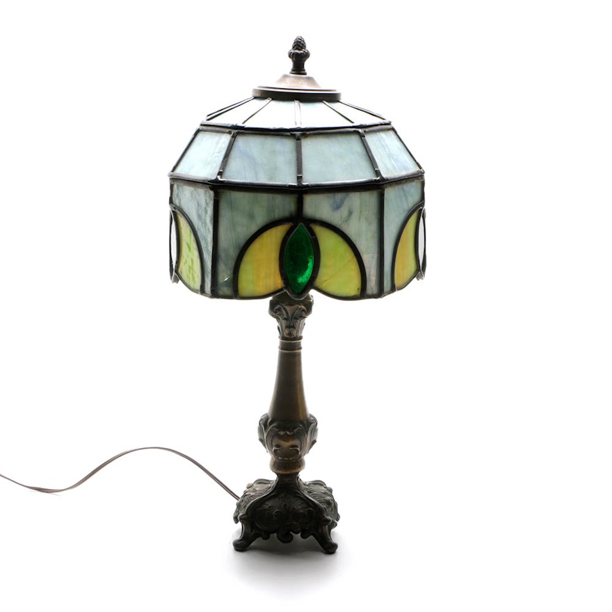 Tiffany Style Accent Lamp with Stained Glass Shade