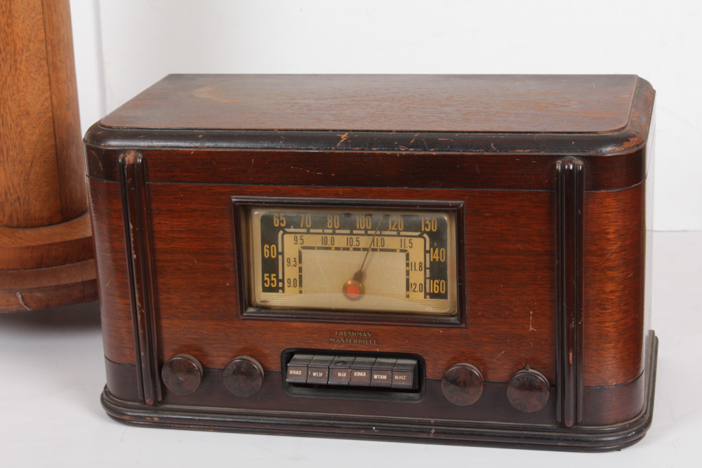 Vintage Belmont Model 7D22 Radio and Oak Pedestal Plant Stand