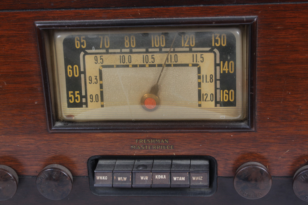 Vintage Belmont Model 7D22 Radio and Oak Pedestal Plant Stand