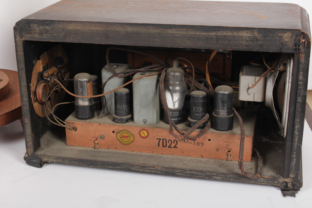 Vintage Belmont Model 7D22 Radio and Oak Pedestal Plant Stand