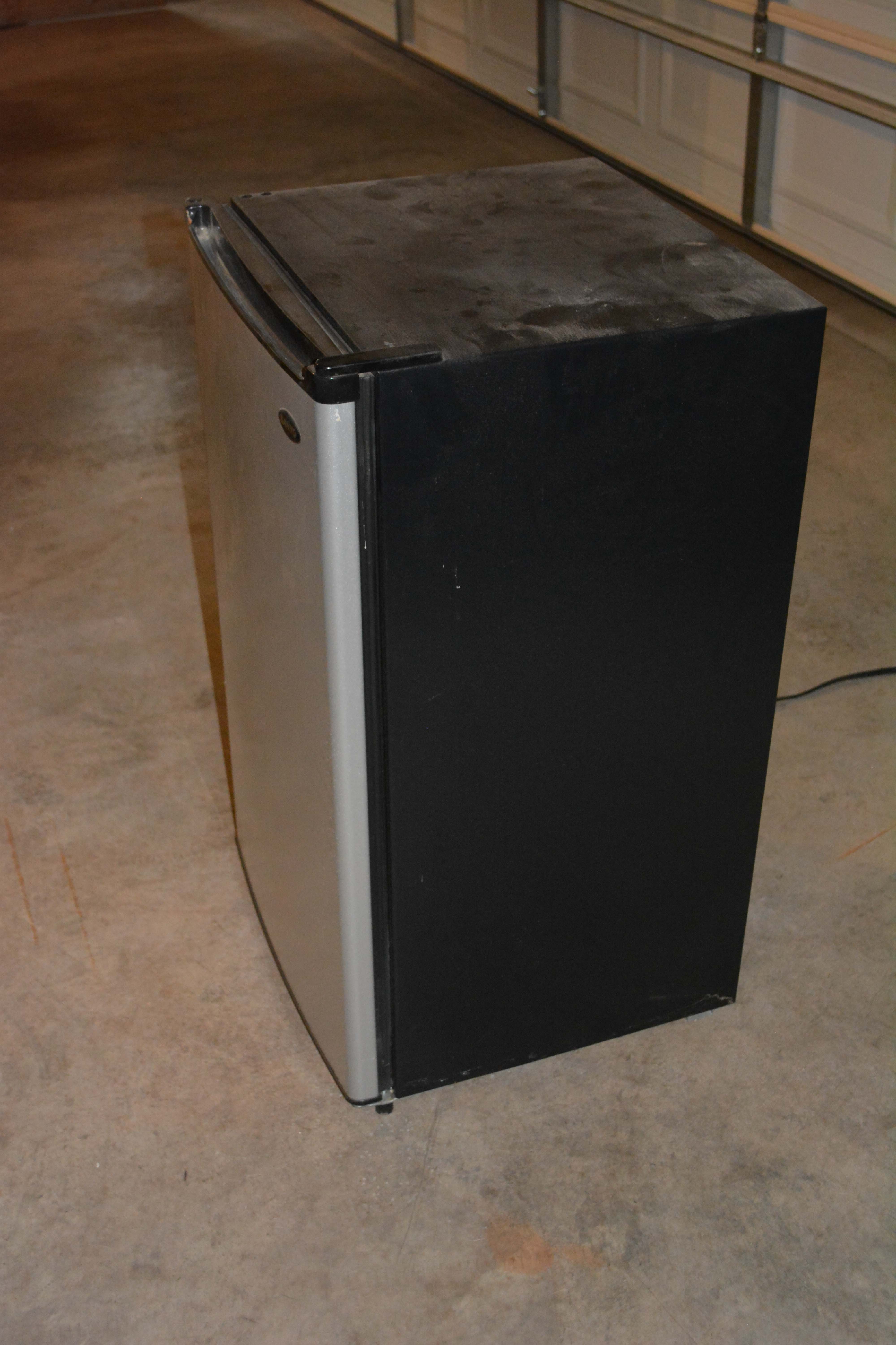 Sanyo SR-3720M Miniature Fridge